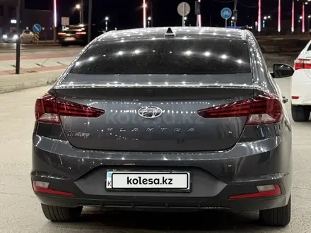 Hyundai Elantra 2019 года за 8 000 000 тг. в Атырау – фото 4