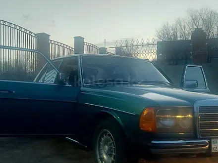 Mercedes-Benz E 200 1983 года за 2 000 000 тг. в Усть-Каменогорск – фото 5