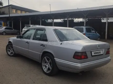 Mercedes-Benz E 220 1994 года за 2 300 000 тг. в Жаркент – фото 3