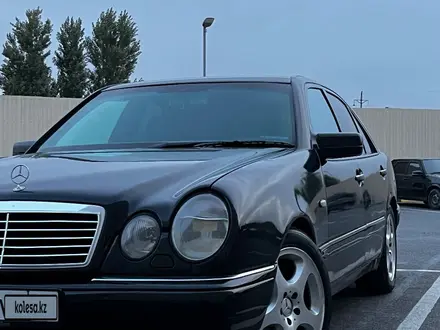 Mercedes-Benz E 320 1998 года за 3 500 000 тг. в Шымкент – фото 2