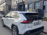 Toyota RAV4 2021 года за 19 000 000 тг. в Астана – фото 2