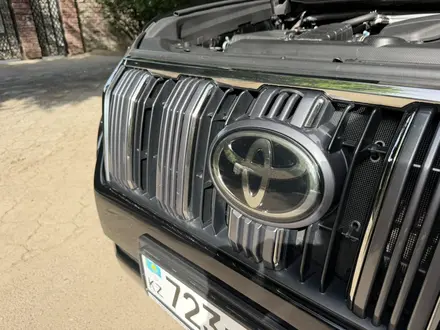 Toyota Land Cruiser Prado 2022 года за 24 200 000 тг. в Алматы – фото 13