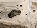 Передняя пассажирский дверь и задний бампер с нижней накладкой за 125 000 тг. в Шымкент – фото 2