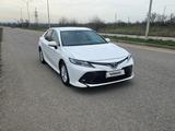 Toyota Camry 2018 года за 11 000 000 тг. в Алматы – фото 2