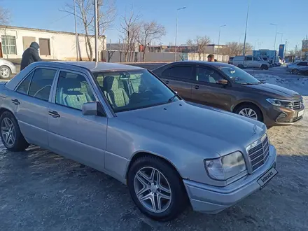 Mercedes-Benz E 220 1993 года за 1 800 000 тг. в Караганда – фото 3