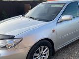 Toyota Camry 2005 года за 5 200 000 тг. в Усть-Каменогорск – фото 2