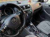 Volkswagen Jetta 2015 года за 4 700 000 тг. в Актобе – фото 2