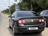 Volkswagen Passat 2005 года за 3 000 000 тг. в Уральск – фото 3