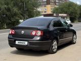 Volkswagen Passat 2005 года за 3 000 000 тг. в Уральск – фото 2