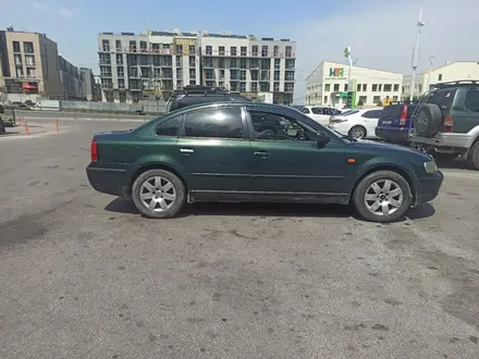 Volkswagen Passat 1997 года за 1 700 000 тг. в Алматы – фото 2