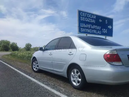 Toyota Camry 2004 года за 5 000 000 тг. в Актобе – фото 2