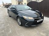 Toyota Camry 2015 года за 7 800 000 тг. в Жанаозен – фото 2