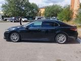 Toyota Camry 2019 года за 10 800 000 тг. в Караганда – фото 2
