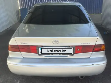 Toyota Camry 2000 года за 2 700 000 тг. в Шымкент – фото 4