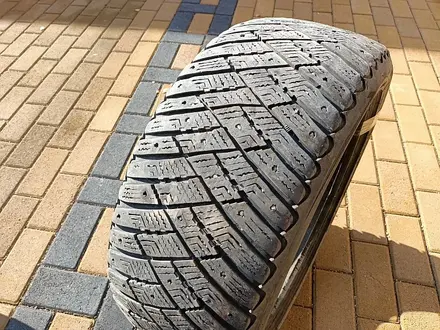 ОДНА шина 225/45 R17 — "GoodYear UltraGrip" (Германия), зимняя. В за 15 000 тг. в Астана – фото 2