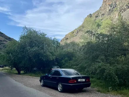 Mercedes-Benz E 230 1997 года за 2 450 000 тг. в Тараз – фото 2