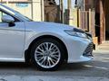 Toyota Camry 2020 года за 19 000 000 тг. в Шымкент – фото 16