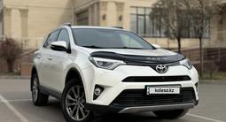 Toyota RAV4 2017 годаfor12 750 000 тг. в Алматы