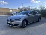 Volkswagen Passat 2013 года за 4 500 000 тг. в Актобе – фото 2