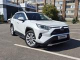 Toyota RAV4 2021 года за 13 900 000 тг. в Усть-Каменогорск