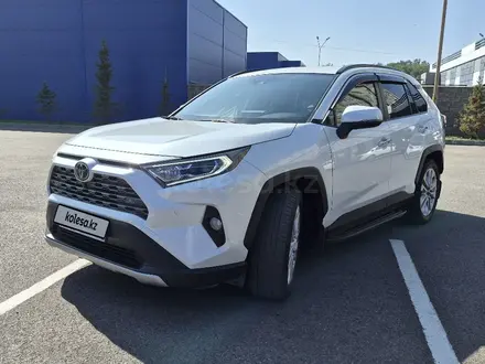 Toyota RAV4 2021 года за 13 900 000 тг. в Усть-Каменогорск – фото 3