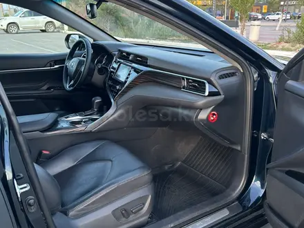 Toyota Camry 2019 года за 11 800 000 тг. в Атырау – фото 13