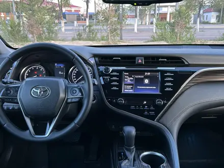 Toyota Camry 2019 года за 11 800 000 тг. в Атырау – фото 14