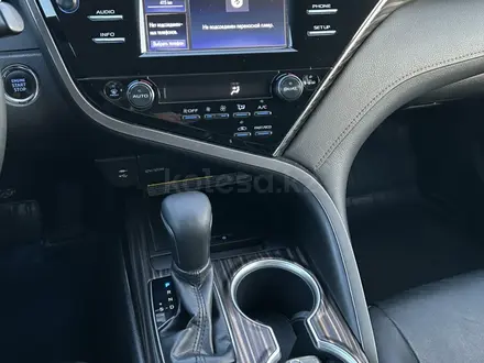 Toyota Camry 2019 года за 11 800 000 тг. в Атырау – фото 15