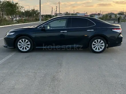 Toyota Camry 2019 года за 11 800 000 тг. в Атырау – фото 3