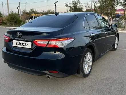 Toyota Camry 2019 года за 11 800 000 тг. в Атырау – фото 5