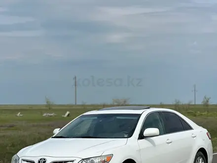 Toyota Camry 2010 года за 6 100 000 тг. в Уральск – фото 2