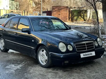 Mercedes-Benz E 280 1998 года за 2 800 000 тг. в Актобе – фото 2