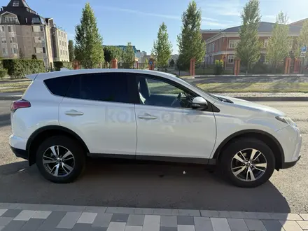 Toyota RAV4 2018 года за 11 500 000 тг. в Астана – фото 2