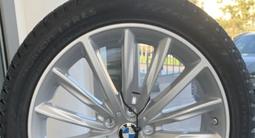 Диски на BMW G30 (оригинал) с зимней резиной за 1 700 000 тг. в Астана