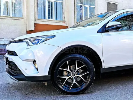 Toyota RAV4 2018 года за 12 500 000 тг. в Актобе – фото 2