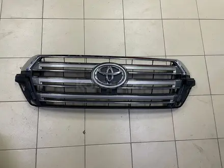 Решетку с логотипом радиатора орг. Toyota LAND Cruiser 200 от 2015 г. В. за 200 000 тг. в Караганда