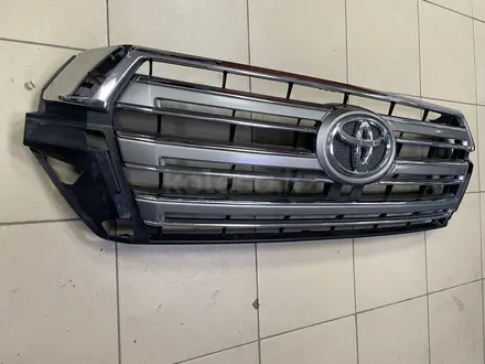 Решетку с логотипом радиатора орг. Toyota LAND Cruiser 200 от 2015 г. В. за 200 000 тг. в Караганда – фото 2