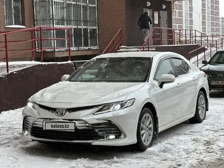 Toyota Camry 2021 года за 13 900 000 тг. в Астана – фото 2