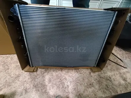 Радиатор основной мерседес W218 CLS W212 W213 W205 за 250 000 тг. в Астана – фото 4