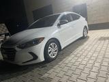 Hyundai Elantra 2017 года за 7 500 000 тг. в Уральск – фото 2
