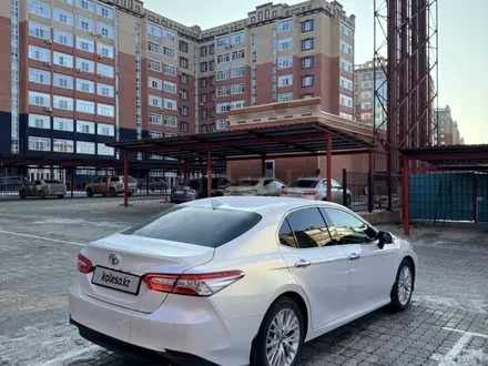 Toyota Camry 2020 года за 14 200 000 тг. в Актобе – фото 5