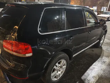 Volkswagen Touareg 2005 года за 3 850 000 тг. в Астана – фото 9