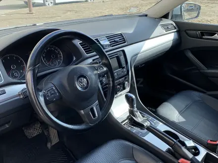 Volkswagen Passat 2013 года за 4 500 000 тг. в Атырау – фото 4