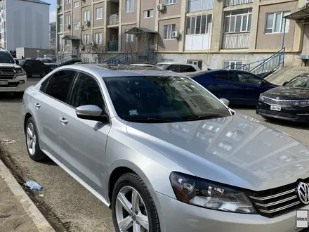 Volkswagen Passat 2013 года за 4 500 000 тг. в Атырау – фото 2