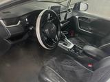 Toyota RAV4 2019 года за 15 000 000 тг. в Актобе – фото 2