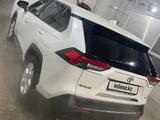Toyota RAV4 2019 года за 15 000 000 тг. в Актобе – фото 4
