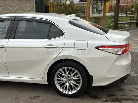 Toyota Camry 2018 года за 14 300 000 тг. в Алматы – фото 12