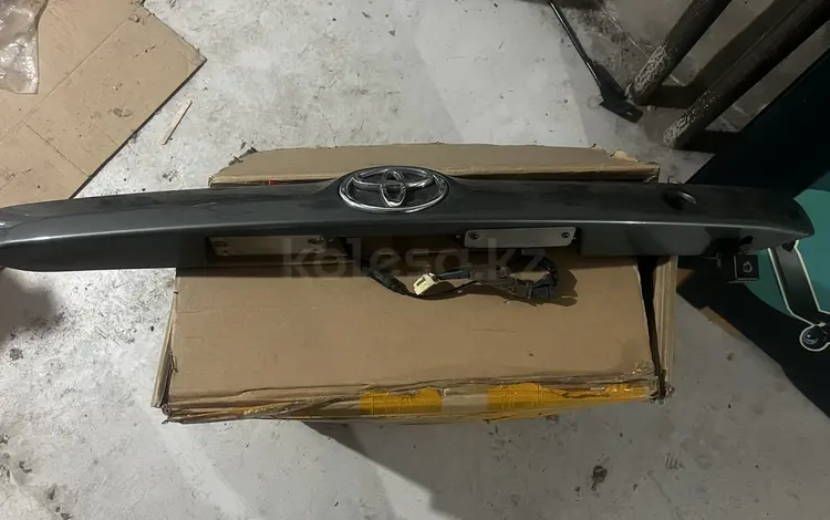 Накладка крышка багажника Хайландер за 20 000 тг. в Усть-Каменогорск