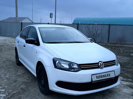 Volkswagen Polo 2015 года за 4 600 000 тг. в Атырау – фото 2