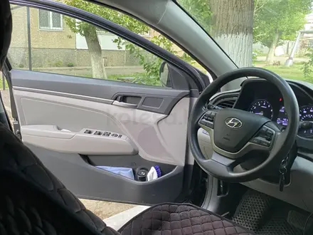 Hyundai Elantra 2017 года за 4 500 000 тг. в Уральск – фото 3